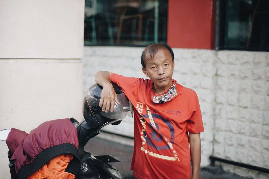Junge im roten Rundhalsausschnitt-T-Shirt, das schwarzes Motorrad reitet Online-Puzzle