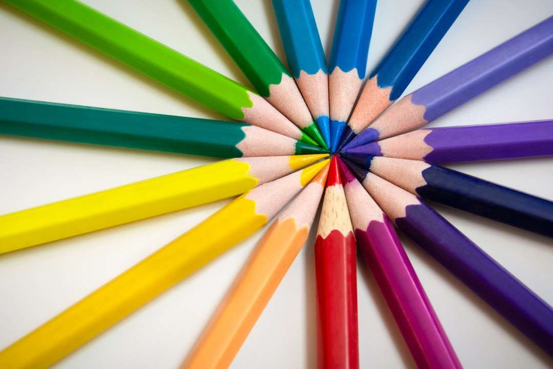 mehrfarbige Stifte auf weißer Oberfläche Online-Puzzle