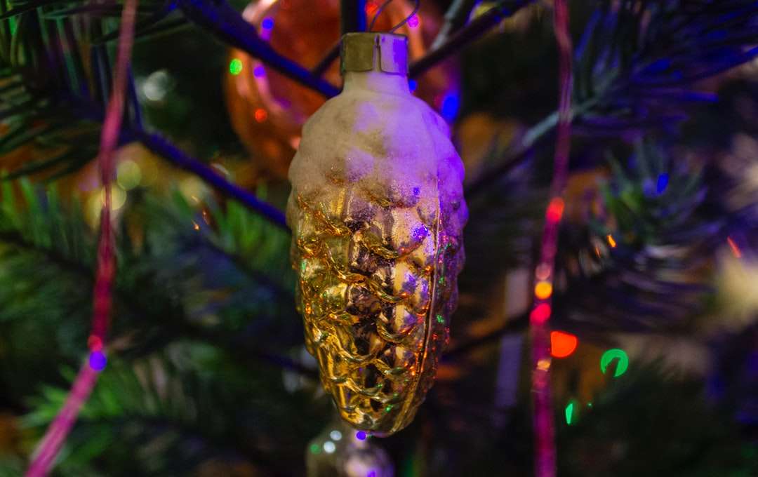gul och silver julgranskulor Pussel online