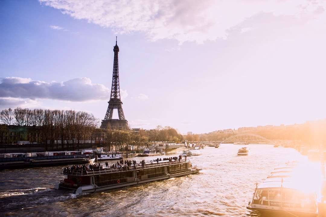 Eiffeltornet nära vattendrag under dagtid Pussel online