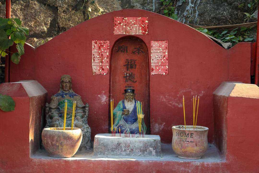 statuie zeitate hindusă lângă zid roșu puzzle online