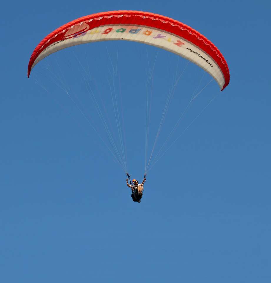 човек в жълт парашут във въздуха през деня онлайн пъзел