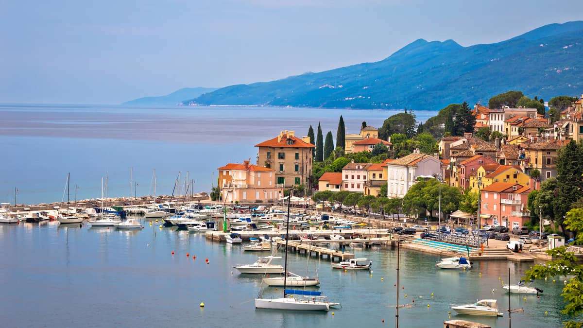 Cidade costeira de Opatija na Croácia quebra-cabeças online