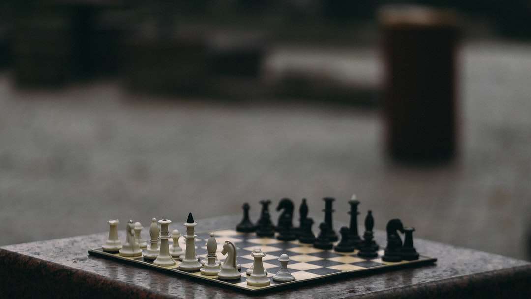 piezas de ajedrez en tablero de ajedrez rompecabezas en línea