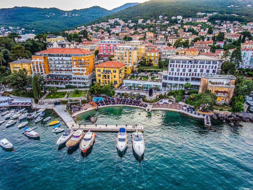 Opatija ciudad costera de Croacia rompecabezas en línea