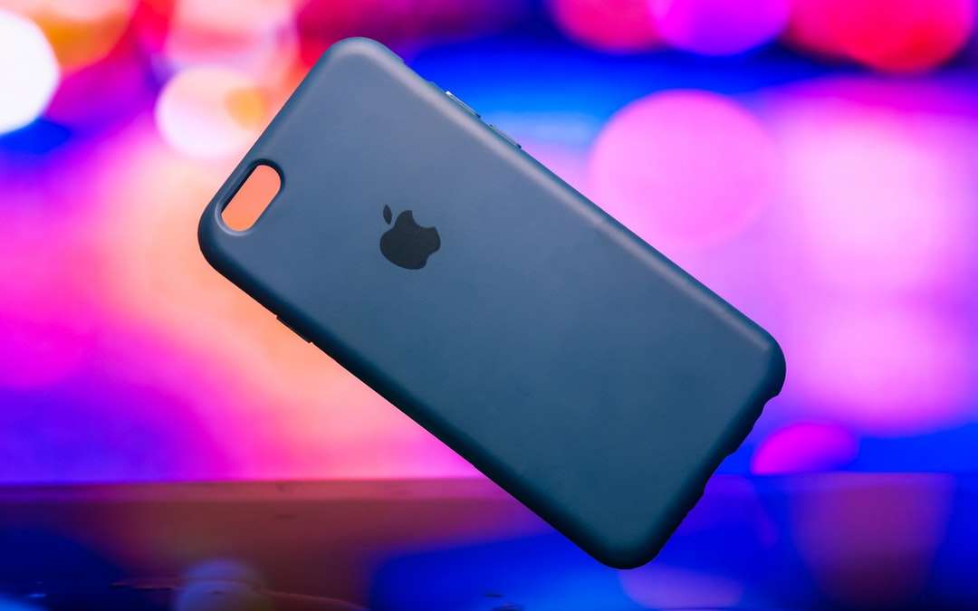 modré pouzdro pro iphone na růžovém a zeleném povrchu skládačky online
