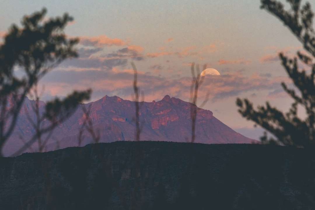 Schattenbild des Berges während des Sonnenuntergangs Online-Puzzle