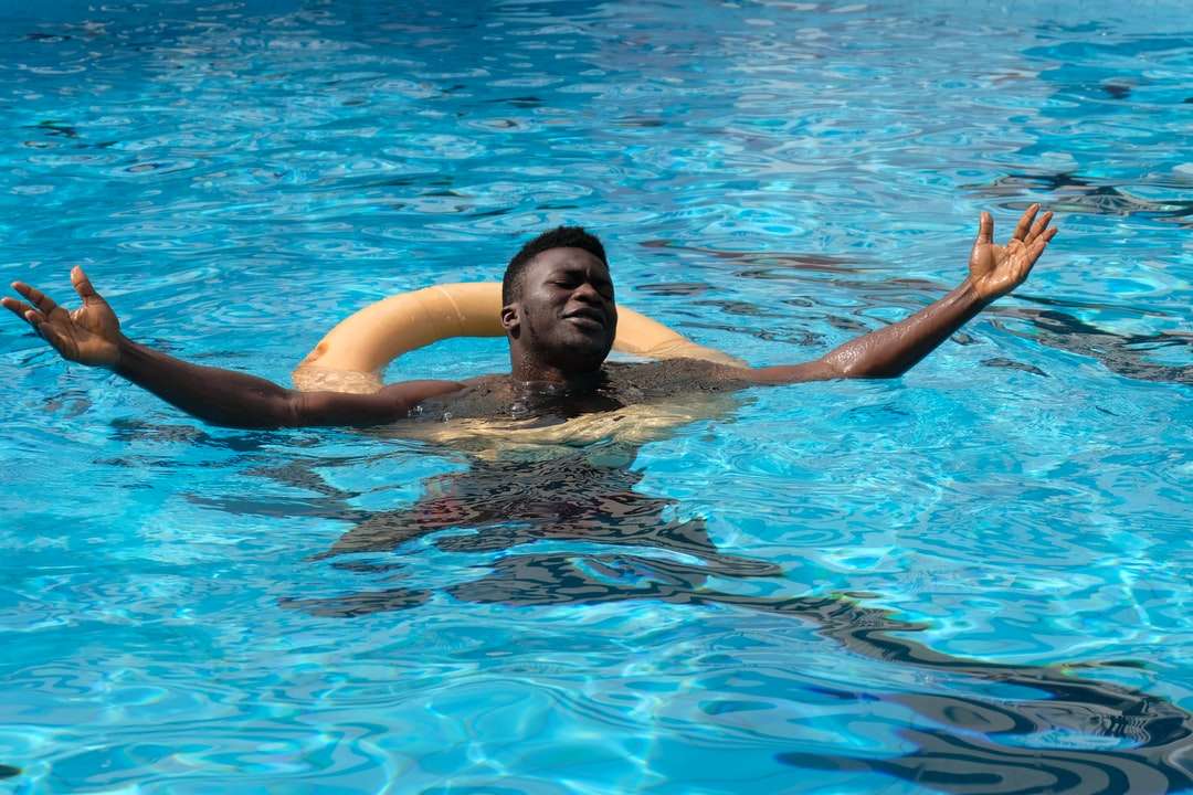 мъж в плувен басейн през деня онлайн пъзел