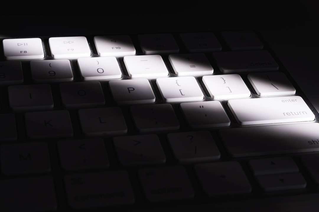 черно-белая клавиатура компьютера пазл онлайн
