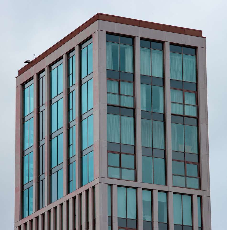 bruin en wit betonnen gebouw onder blauwe hemel online puzzel