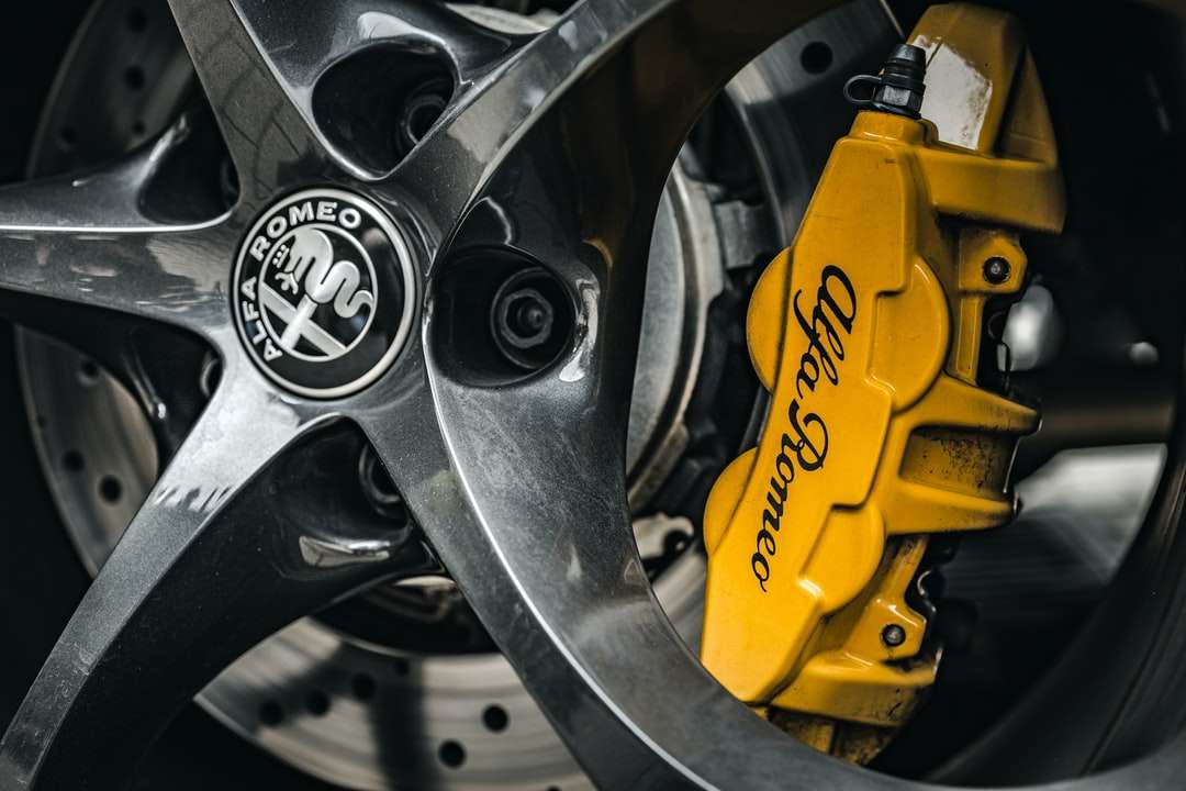 roue de voiture jaune et noire puzzle en ligne