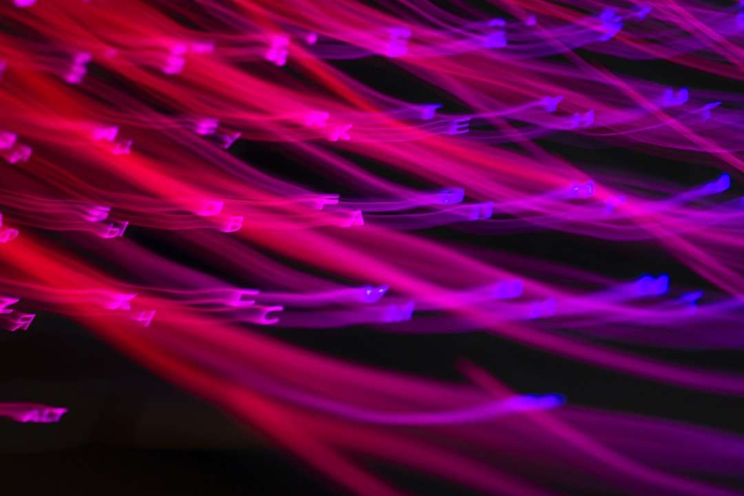 фиолетовый свет в темной комнате онлайн-пазл