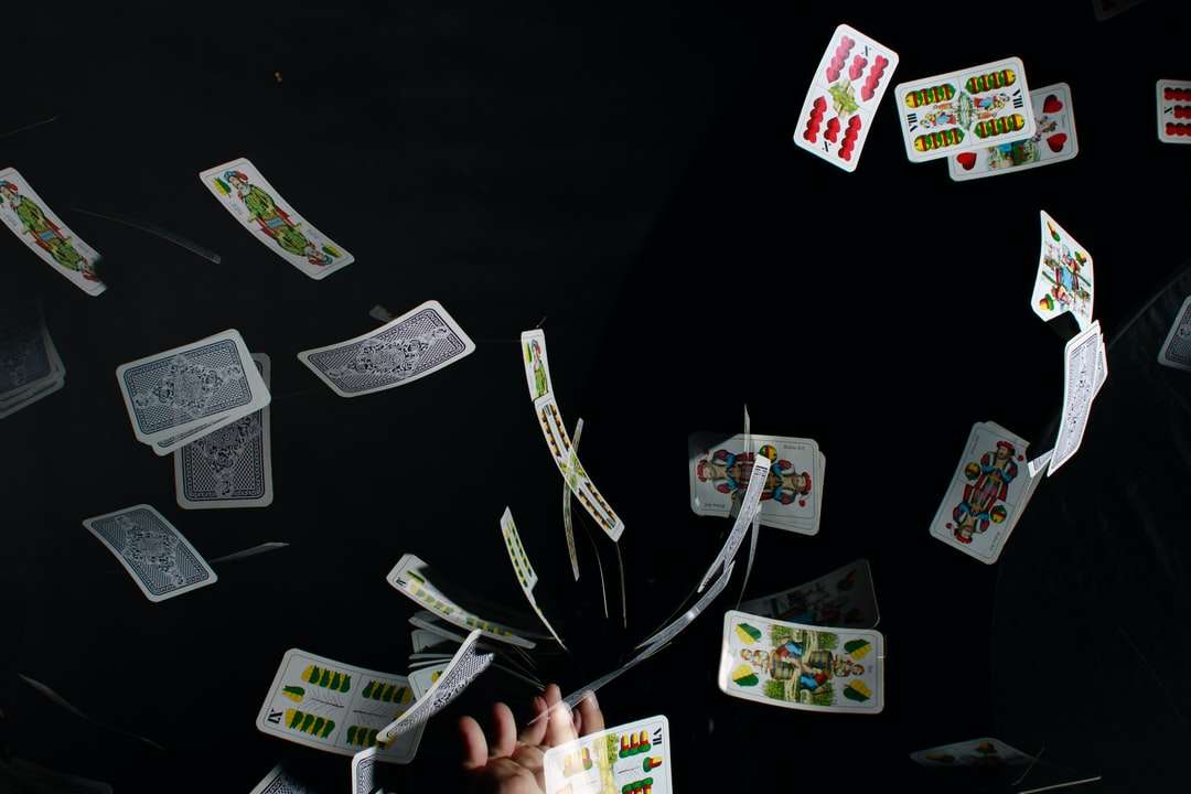 speelkaarten op zwart textiel legpuzzel online