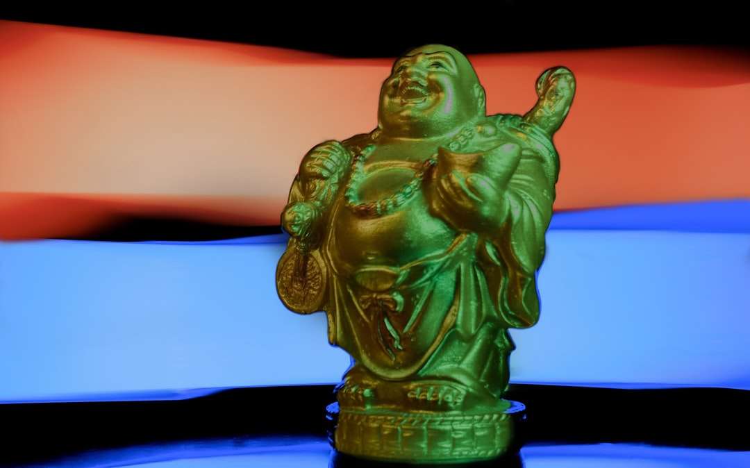 grön keramisk statyett på blå yta Pussel online