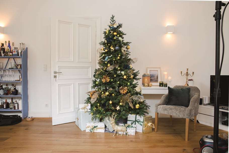 Χριστουγεννιάτικο δέντρο στο δωμάτιο online παζλ