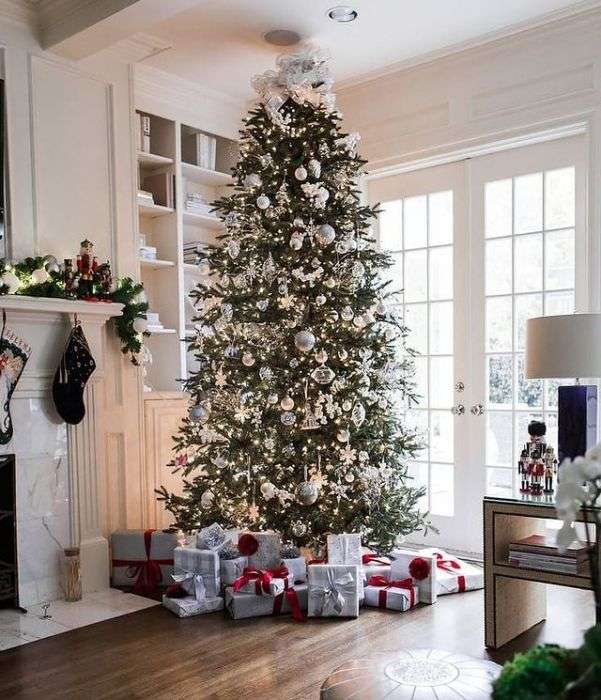 gran árbol de navidad en la sala de estar rompecabezas en línea
