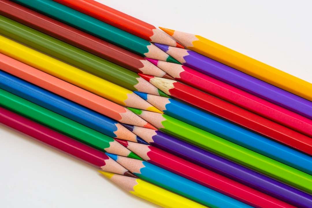 πολύχρωμα χρωματιστά μολύβια σε λευκή επιφάνεια online παζλ