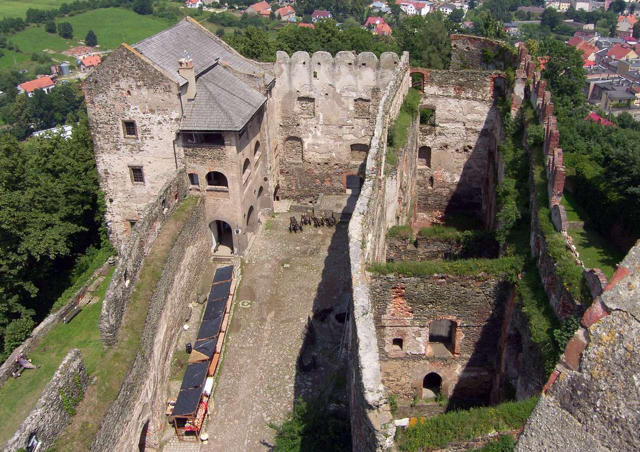 Ruines du château de Bolków. puzzle en ligne