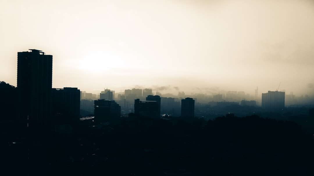 silueta de edificios de la ciudad durante la puesta de sol rompecabezas en línea