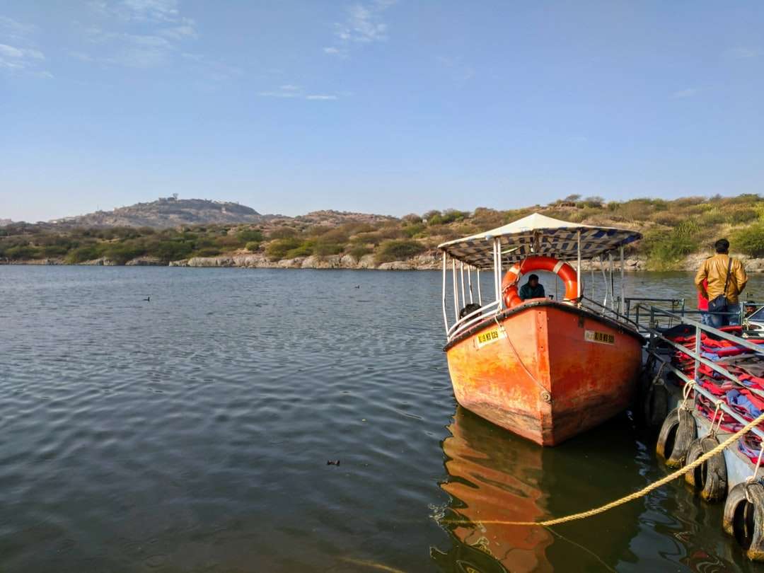 barca maro și albă pe apă în timpul zilei jigsaw puzzle online