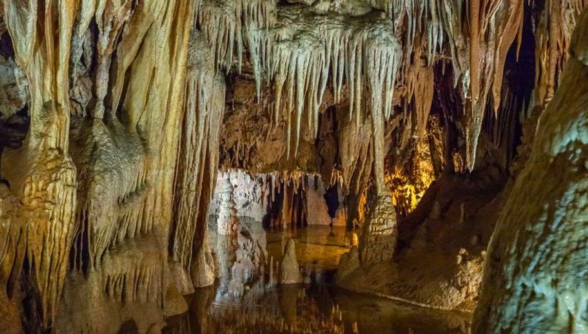 Grotte de stalactites de Baredine Croatie puzzle en ligne