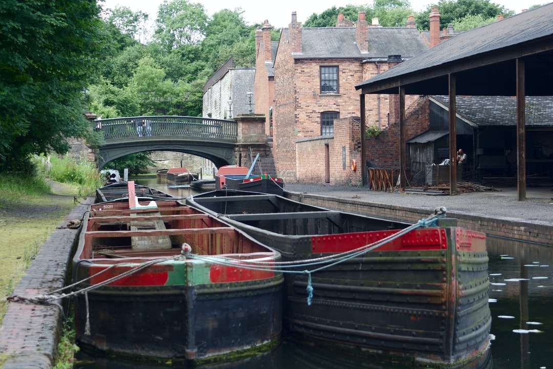groene en bruine houten boot op de rivier overdag online puzzel
