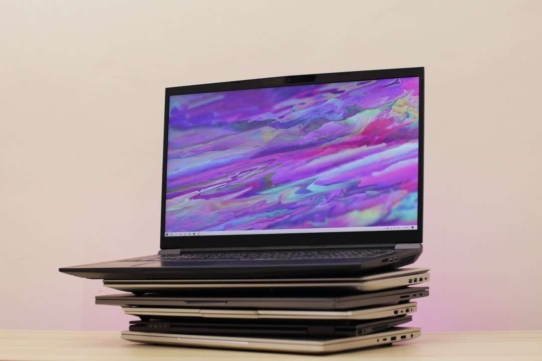 черен телевизор с плосък екран на бяла повърхност онлайн пъзел