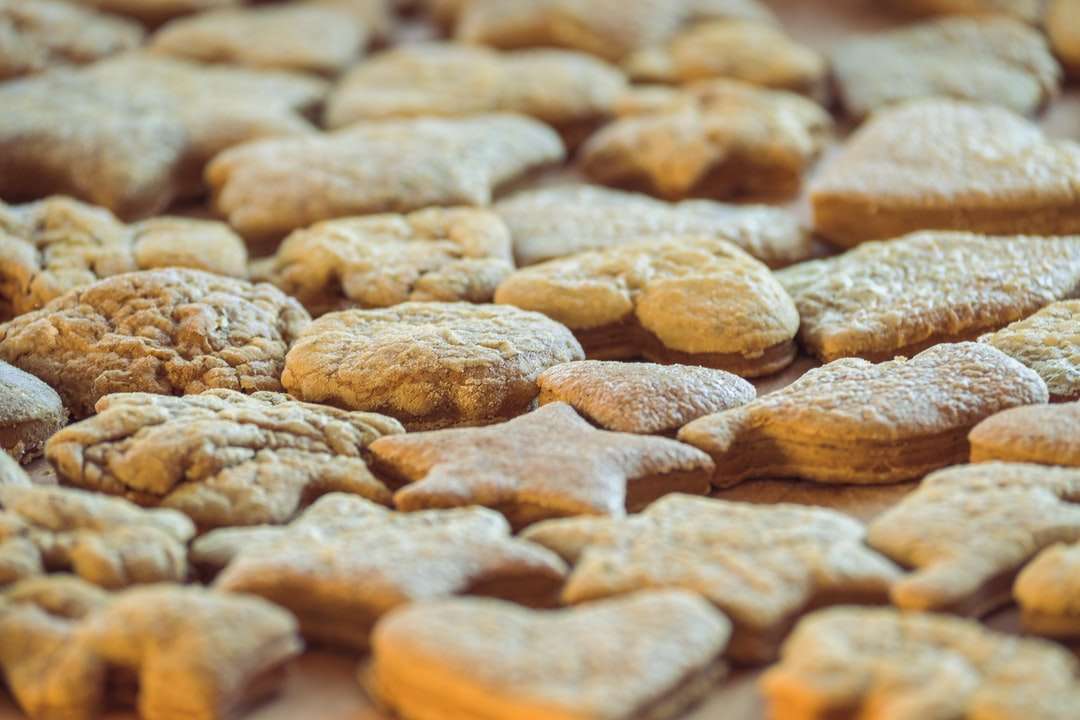 biscoitos marrons e brancos na lente tilt shift puzzle online