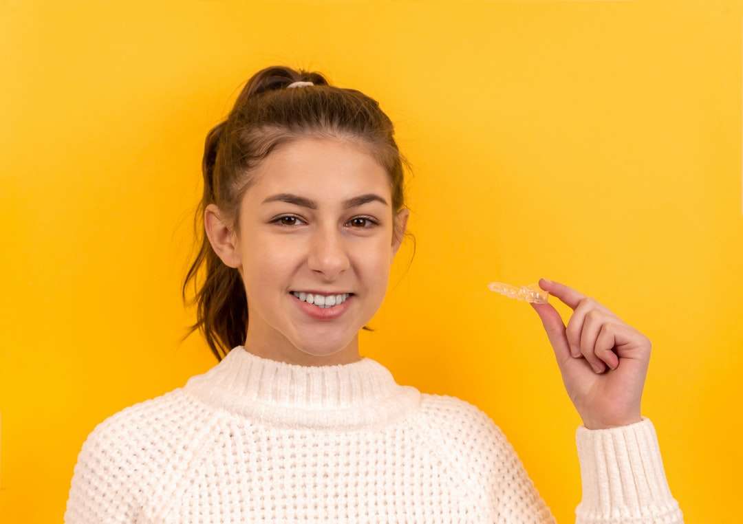femme souriante, dans, pull tricot blanc puzzle en ligne