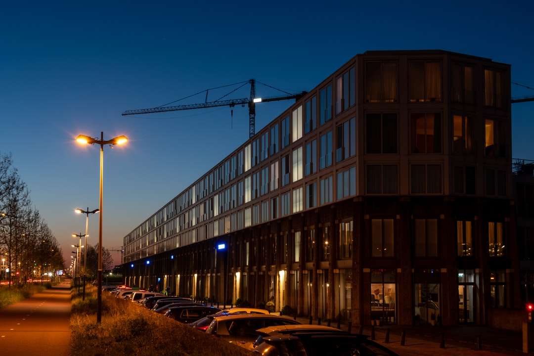 hnědá betonová budova v noci skládačky online