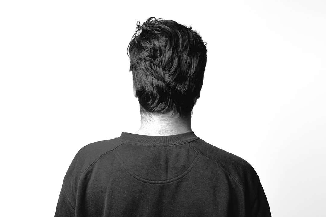 мужчина в серой рубашке с круглым вырезом онлайн-пазл