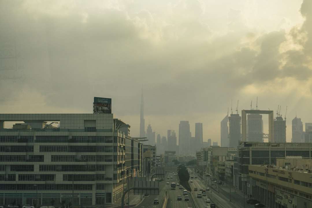 městské budovy pod bílými mraky během dne skládačky online