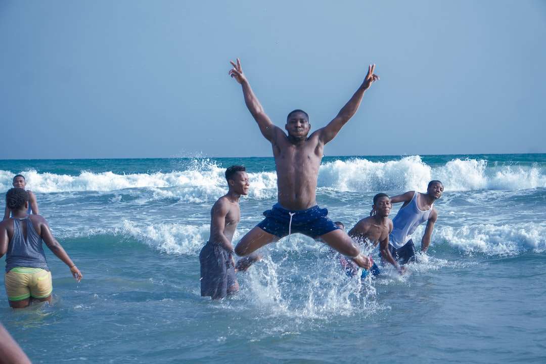 昼間に水にジャンプする青いショートパンツの男 ジグソーパズルオンライン