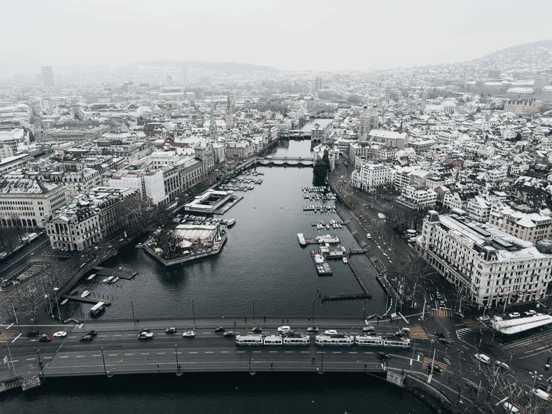 въздушен изглед на градските сгради през деня онлайн пъзел