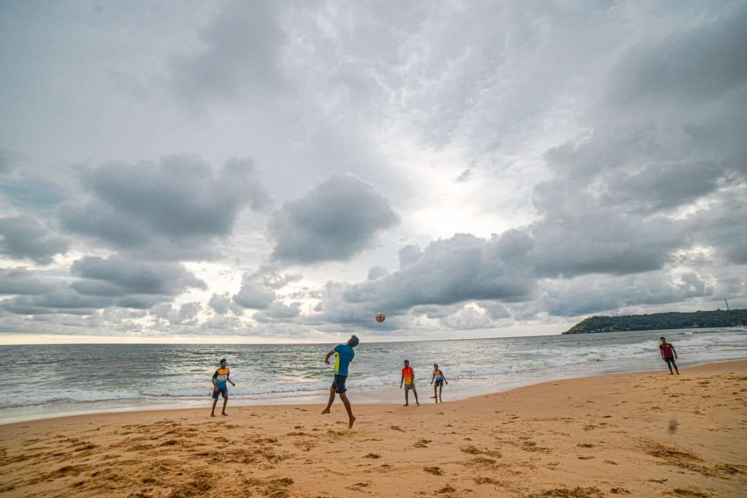 άτομα στην παραλία κατά τη διάρκεια της ημέρας παζλ online