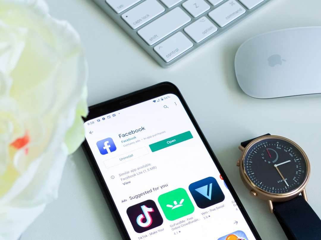 fekete android okostelefon ezüst és arany kerek analóg óra mellett kirakós online