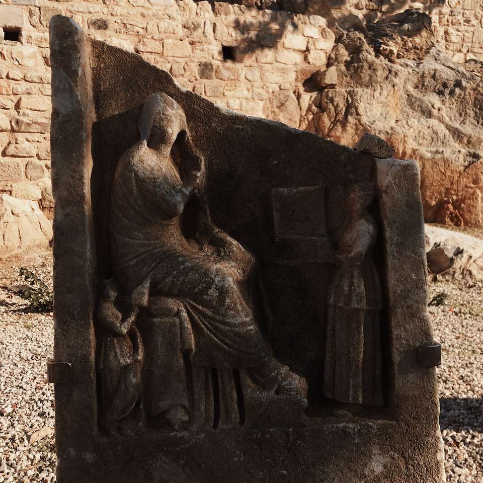 statuie de beton maro în timpul zilei puzzle online