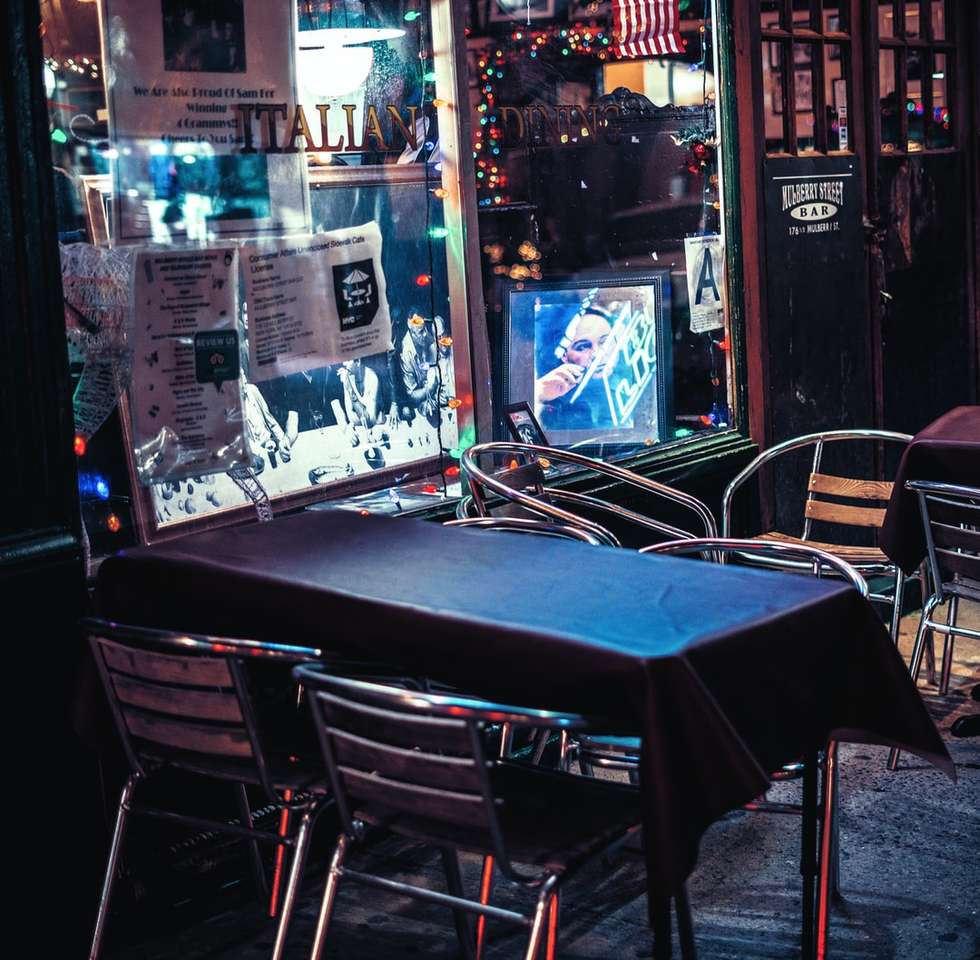 grå stolar nära bordet pussel på nätet