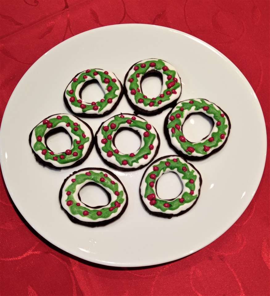 бяла керамична чиния със зелени и черни мъниста онлайн пъзел