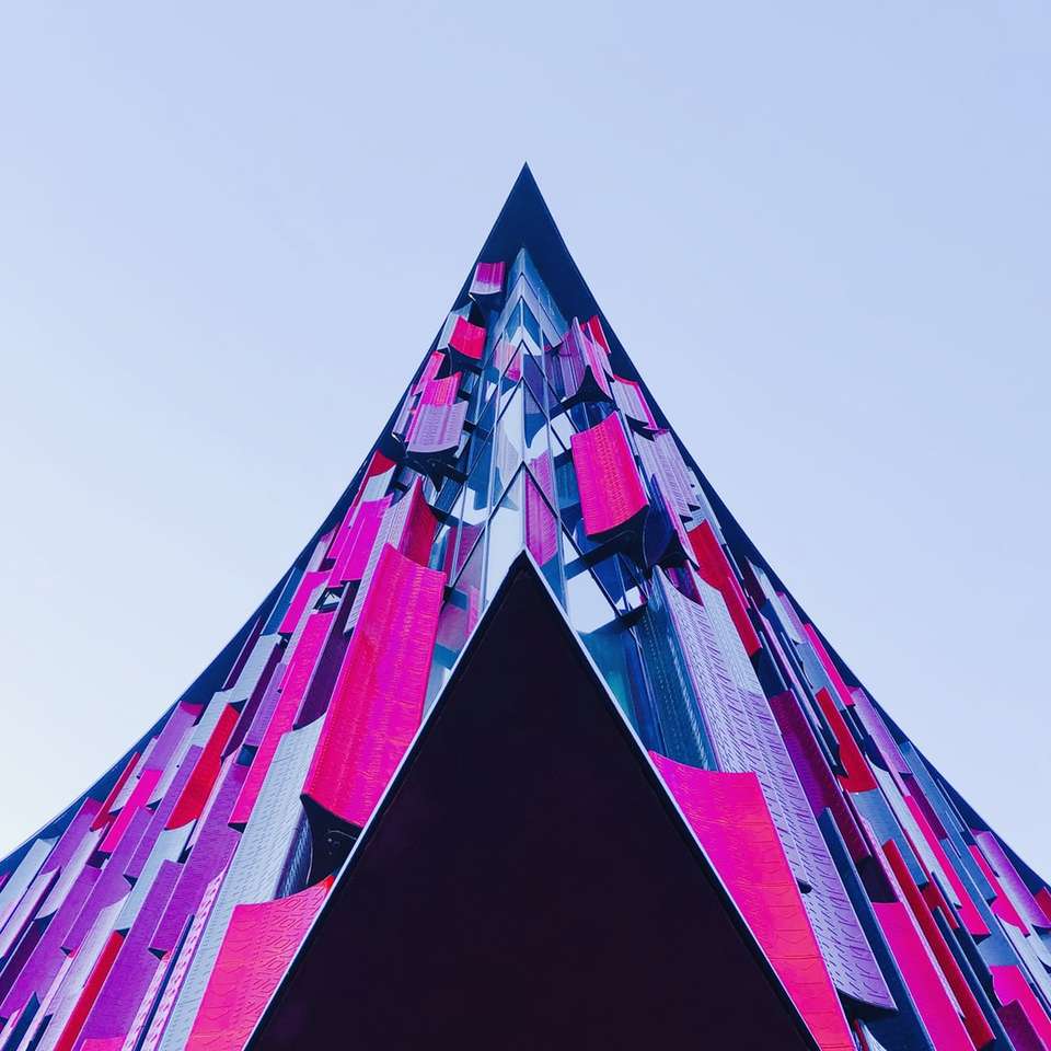 фотография с нисък ъгъл на лилаво и черно сграда онлайн пъзел