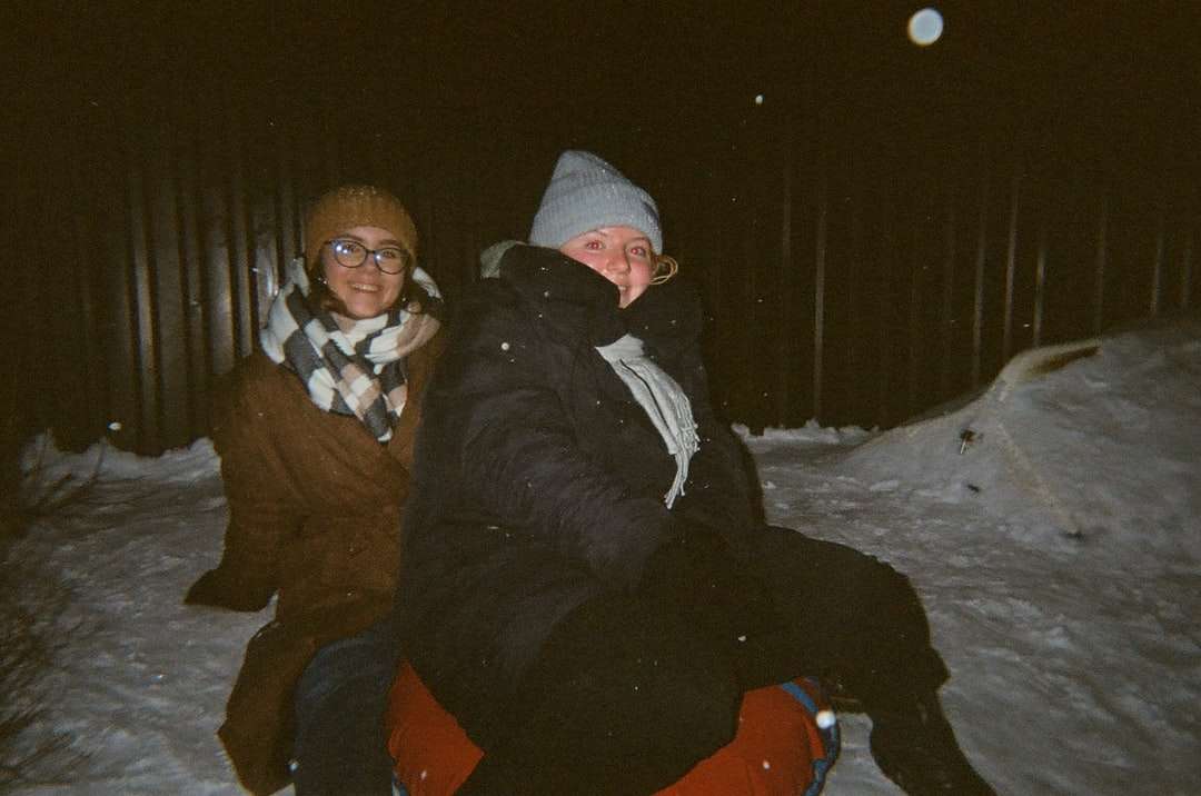 man och kvinna som sitter på snötäckt mark Pussel online