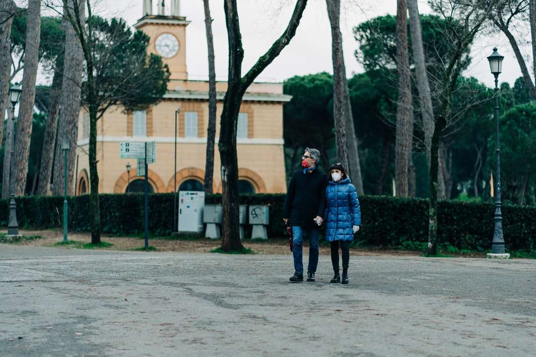пара стоїть на сірому бетонному тротуарі онлайн пазл