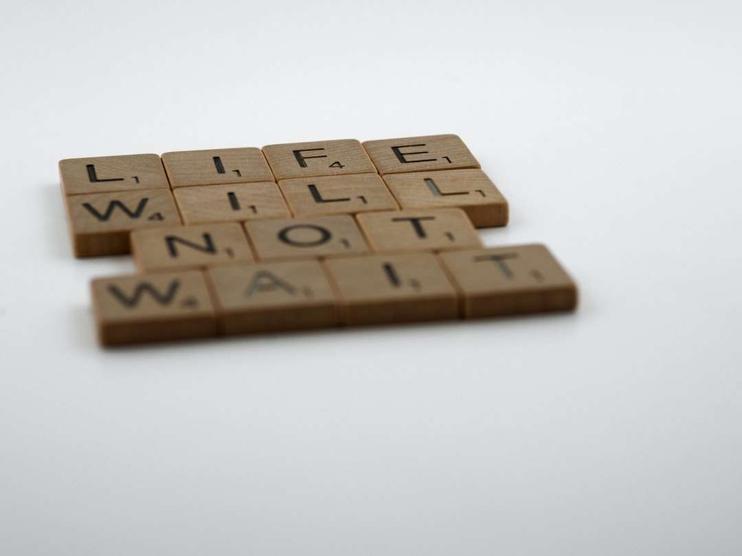 braune Holzklötze auf weißer Oberfläche Puzzlespiel online