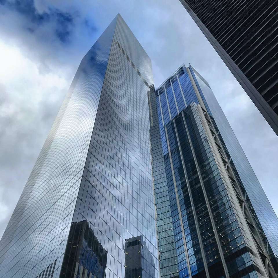 nízký úhel fotografie výškové budovy pod modrou oblohou skládačky online