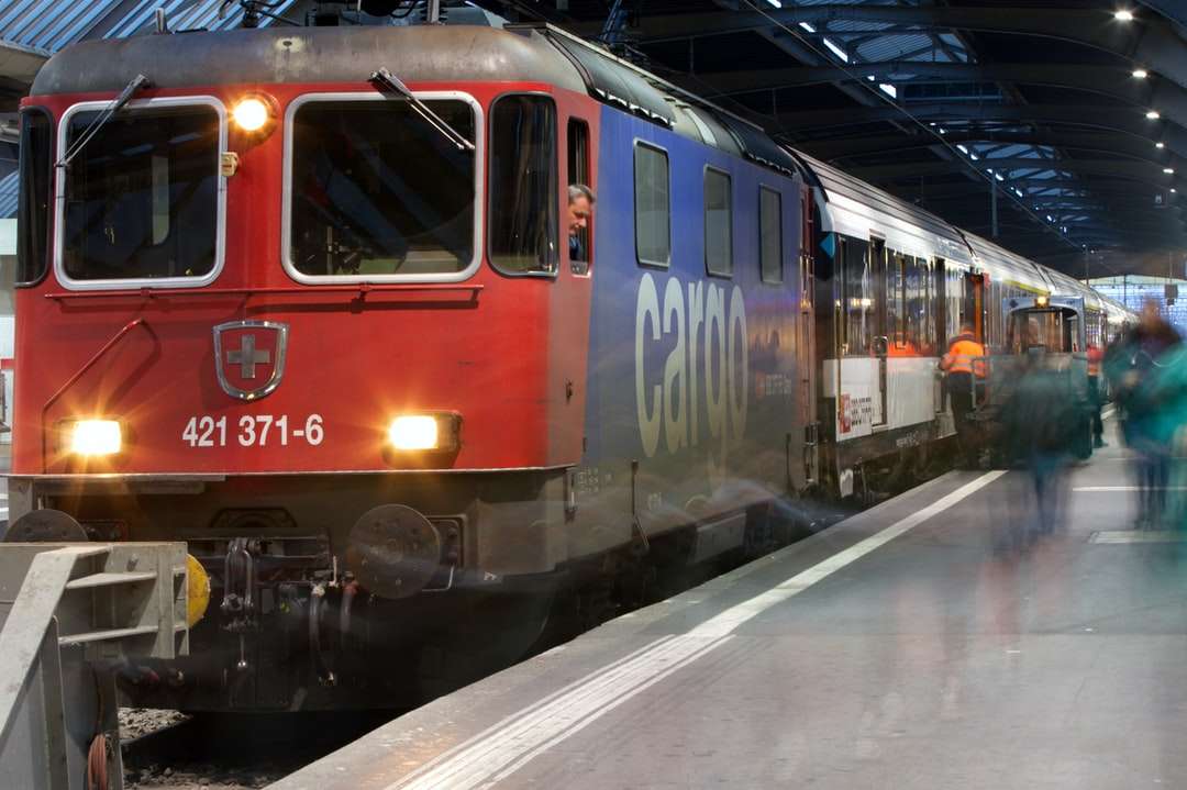 rött och vitt tåg på järnväg Pussel online