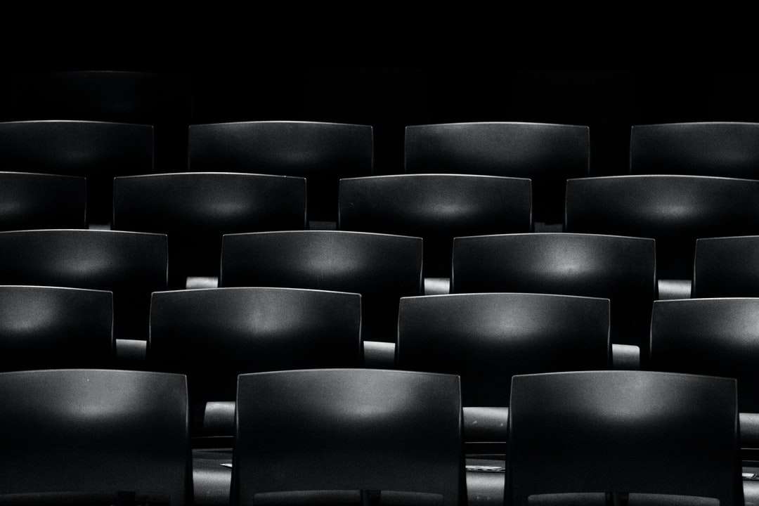 灰色の映画館の椅子の形成 ジグソーパズルオンライン