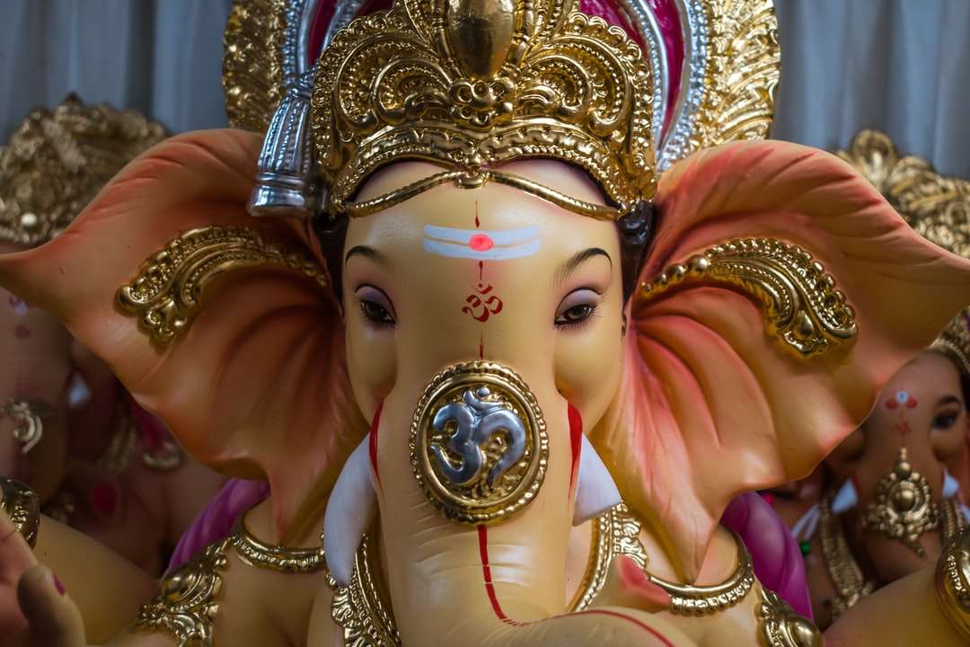 estatueta de divindade hindu dourada e roxa quebra-cabeças online