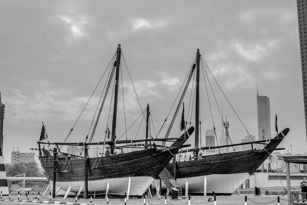 ドックのボートのグレースケール写真 ジグソーパズルオンライン