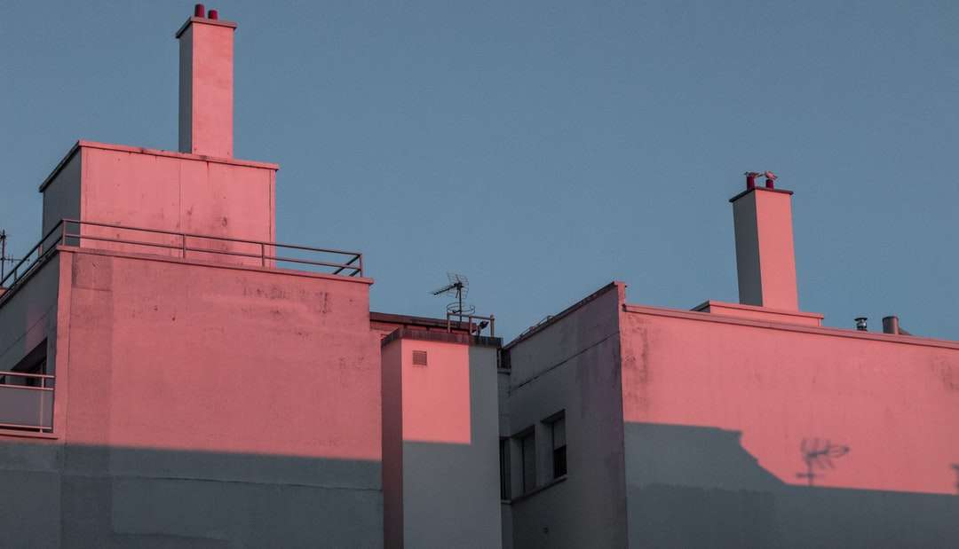 růžové a bílé betonové budovy skládačky online