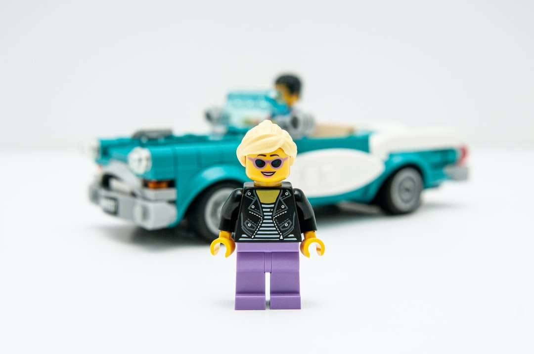 lego minifiguur naast blauwe auto legpuzzel online